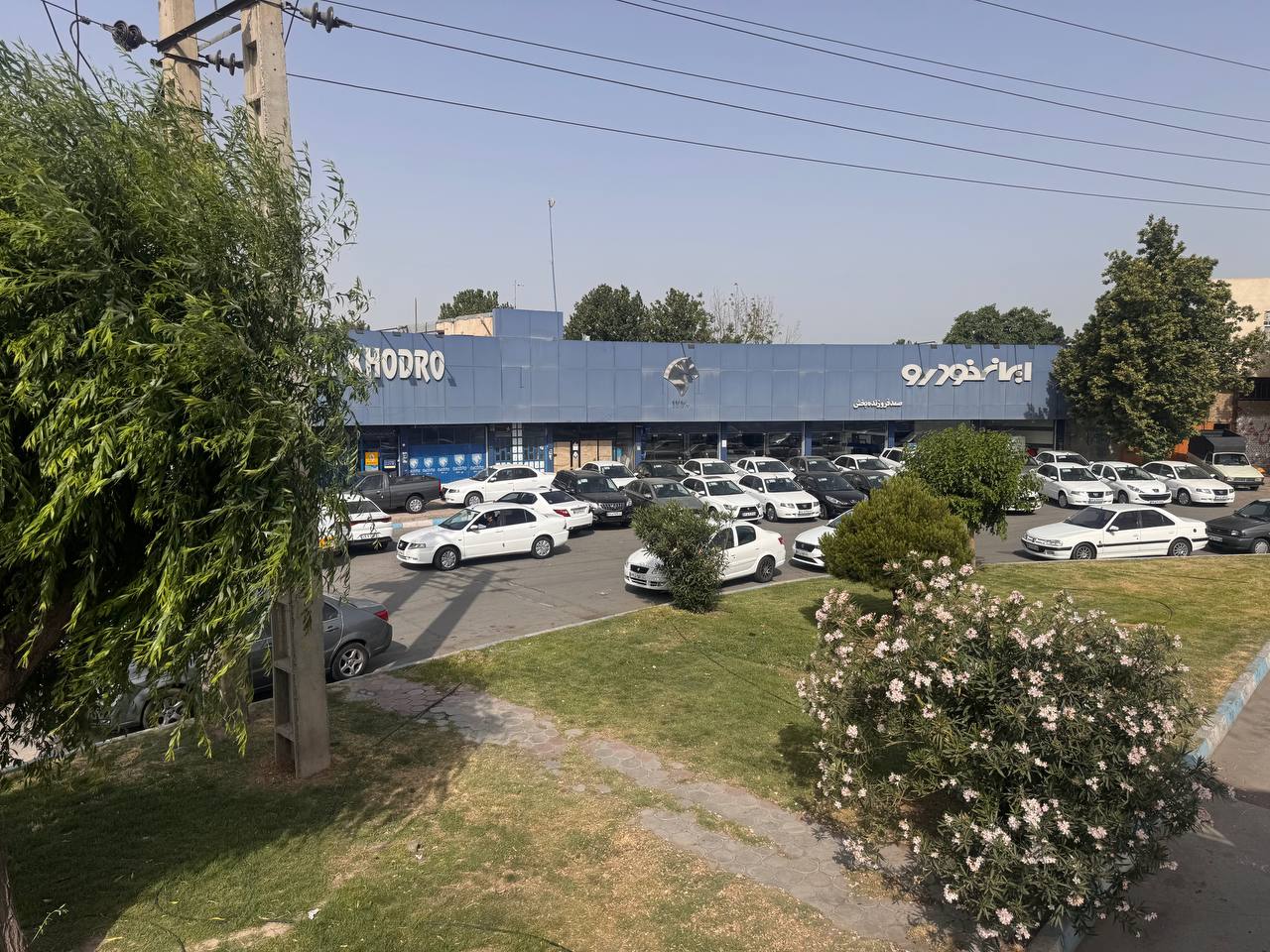 نمای ساختمان و پارکینگ نمایندگی ۱۲۳۰ ایران‌خودرو - فروزنده‌بخش